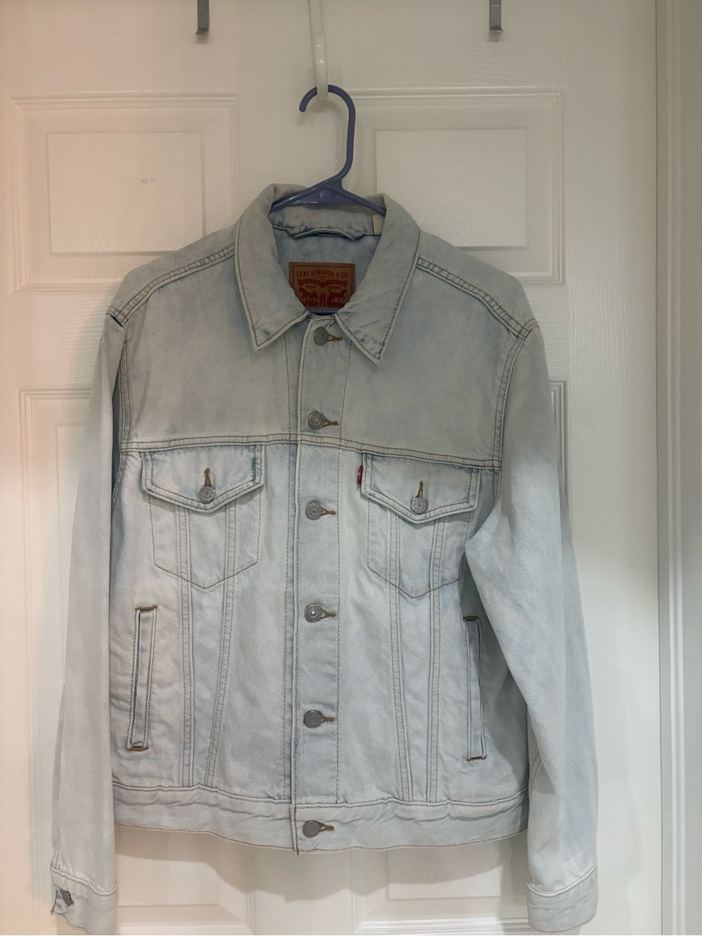 Levi’s Women’s L Floral Embroidered Denim Trucker Jacket Light Wash 100% Cotton